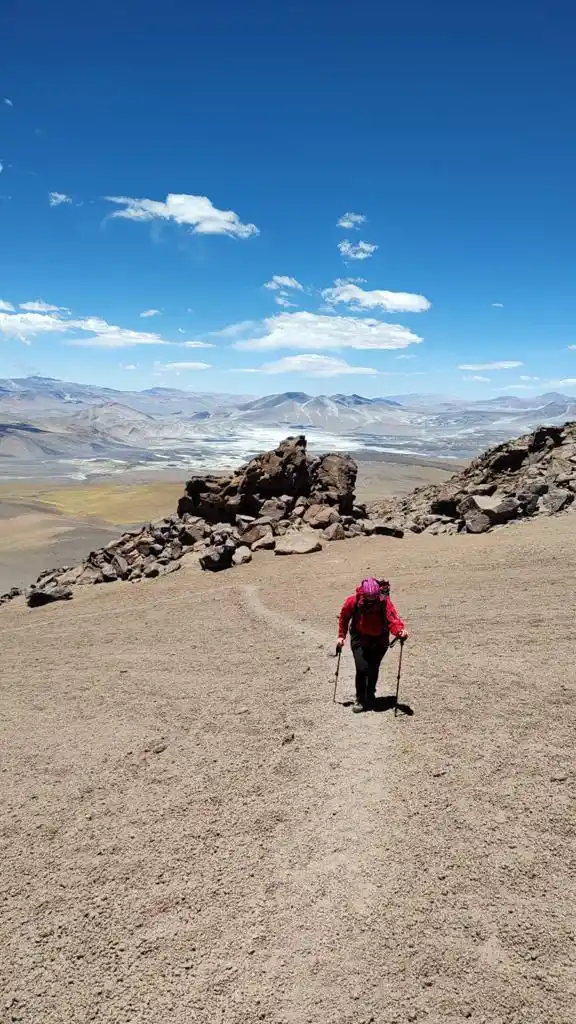 Seis montañistas tucumanos hicieron cumbre en el volcán San Francisco en Catamarca