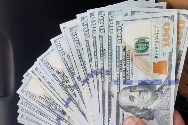 El dólar blue retrocedió 20 unidades y finalizó por debajo de los $1.200