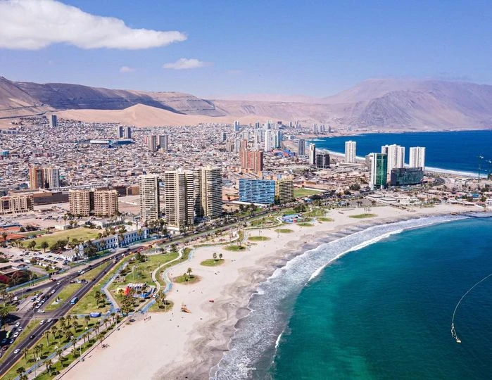 LUGAR TURÍSTICO. El procurador Vega, condenado por homicidio, fue capturado en la ciudad chilena de Iquique, cerca de su playa más popular.