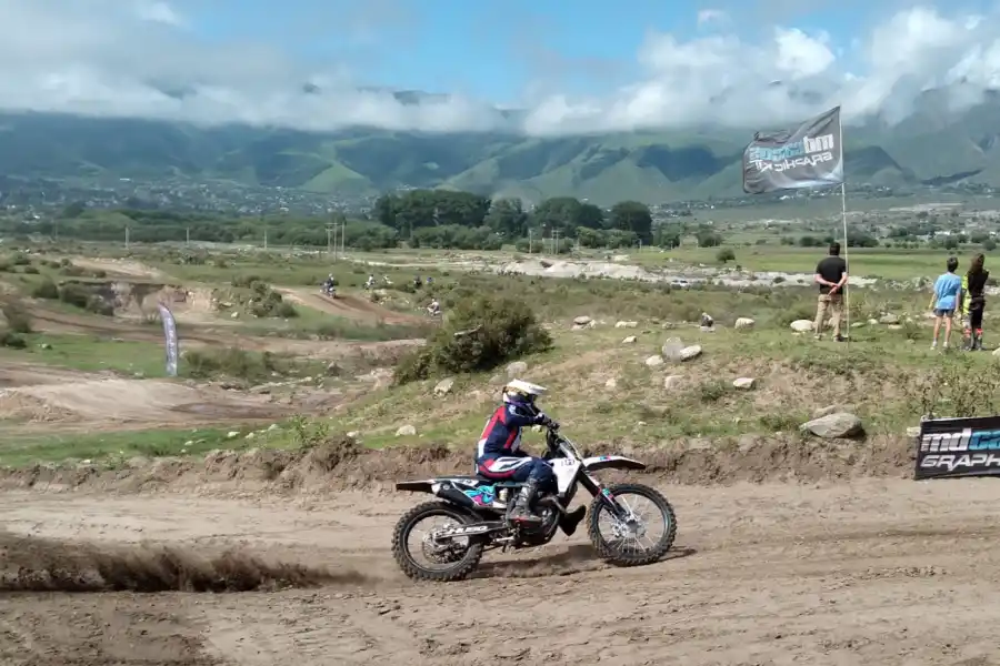 EN OJO DE AGUA. El paisaje de fondo con las montañas y las nubes generan fotos diferentes de los pilotos arriba de la moto. FOTO MARCOS SENA