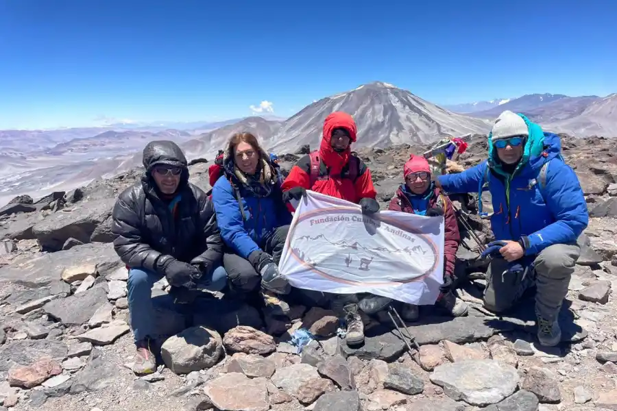 Seis montañistas tucumanos hicieron cumbre en el volcán San Francisco en Catamarca