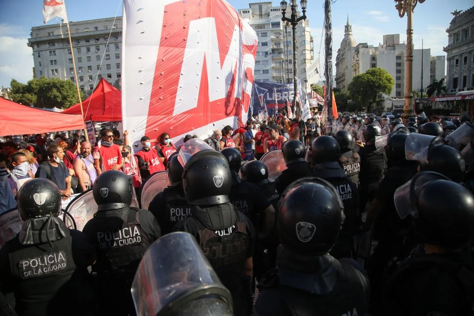 JORNADA CON INCIDENTES. Hubo enfrentamientos entre policías y manifestantes.