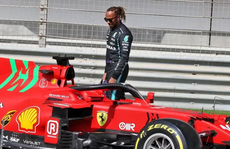 A MANEJARLA. Hamilton mira con atención una de las Ferrari. En un año se subirá a manejar una.