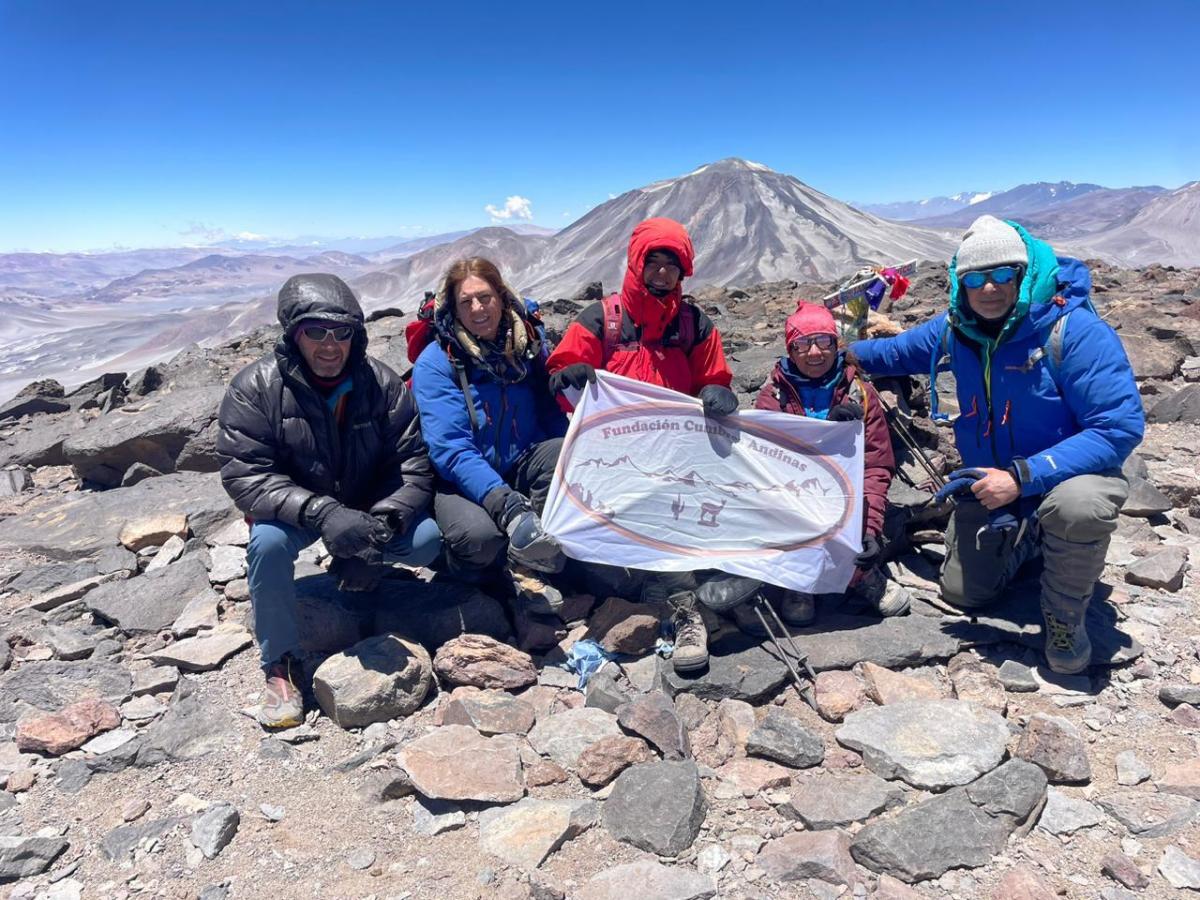 Seis montañistas tucumanos hicieron cumbre en el volcán San Francisco en Catamarca
