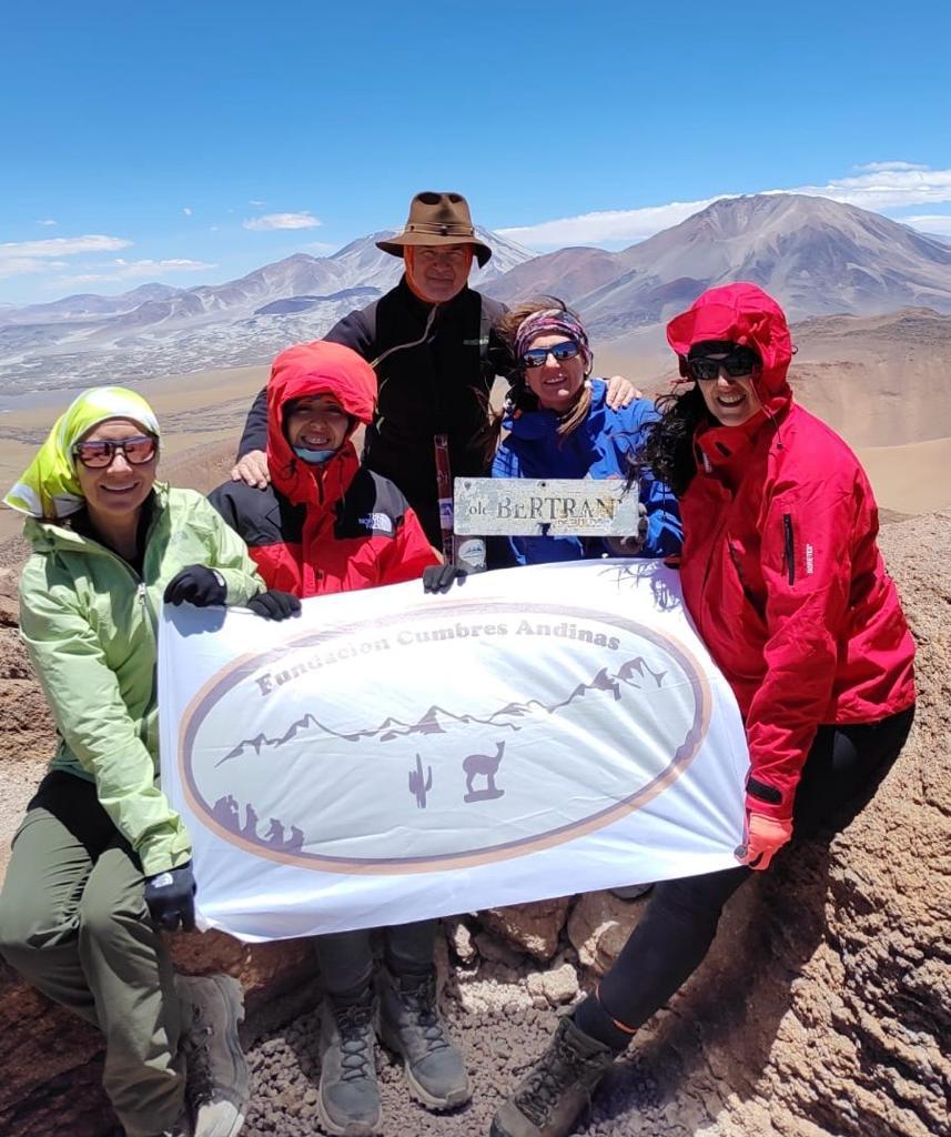 Seis montañistas tucumanos hicieron cumbre en el volcán San Francisco en Catamarca