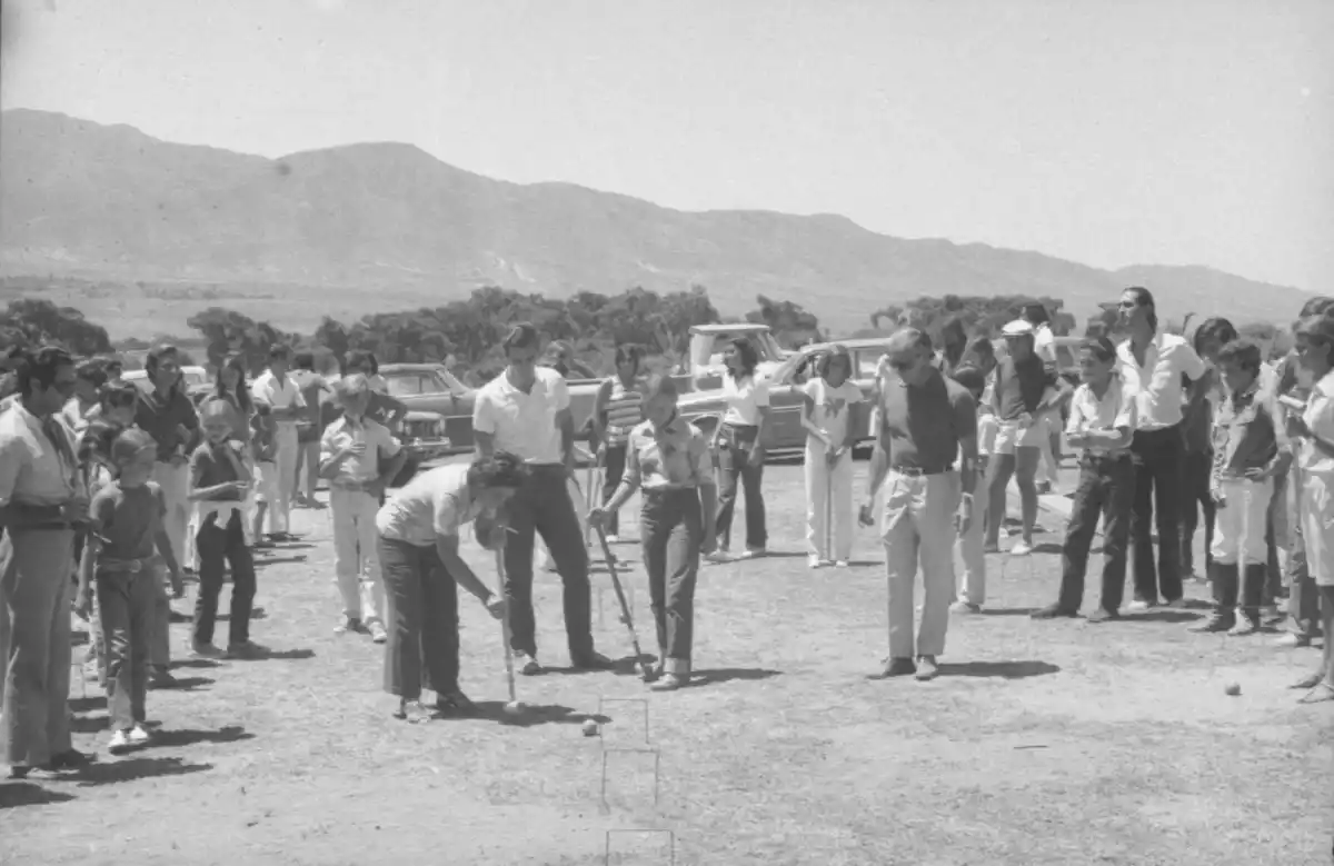 PRIMERA OLIMPIADA INTERVILLA1972. Tucumanos jugando el criquet. 
