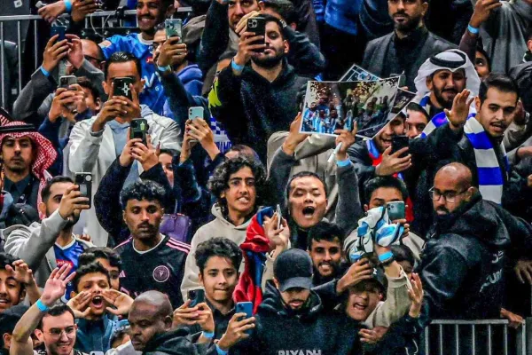 ¡Una locura! Ver entrenar a Messi atrajo a 40.000 personas en Hong Kong