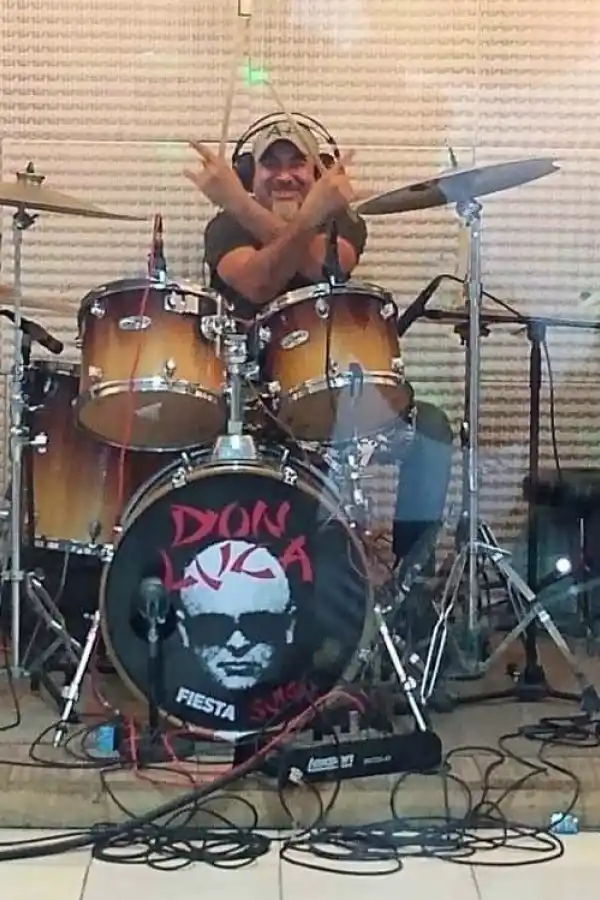 EN LA BATERÍA. Walter Gola González organiza la movida de los grupos en El PIletón.