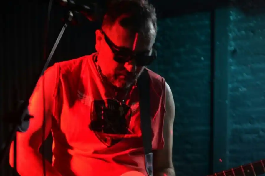 FERNANDO MOSKATTO. Despliega canciones propias de diferentes estilos.