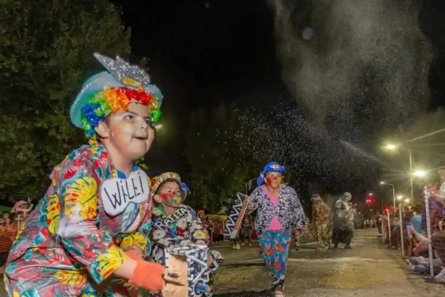GRANDES Y CHICOS. Los más pequeños también se suman a la alegría del carnaval.