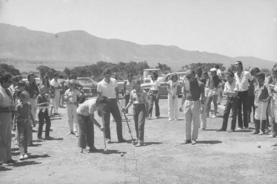 PRIMERA OLIMPIADA INTERVILLA1972. Tucumanos jugando el criquet. 