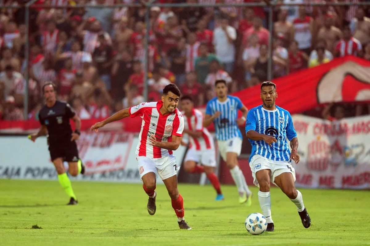 APORTE. Molinas estuvo cerca de marcar y ejecutó el córner que culminó en gol. LA GACETA/ Foto de Diego Aráoz.