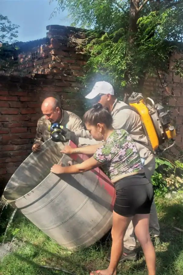 OPERATIVO. Agentes ayudan a vaciar un tanque con larvas de Aedes. salud ambiental del siprosa