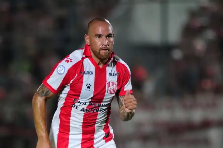 JERARQUÍA EN EL ATAQUE. Arias tuvo varias oportunidades para marcar y participó en la jugada previa al 1-0. LA GACETA/ Foto de Diego Aráoz.