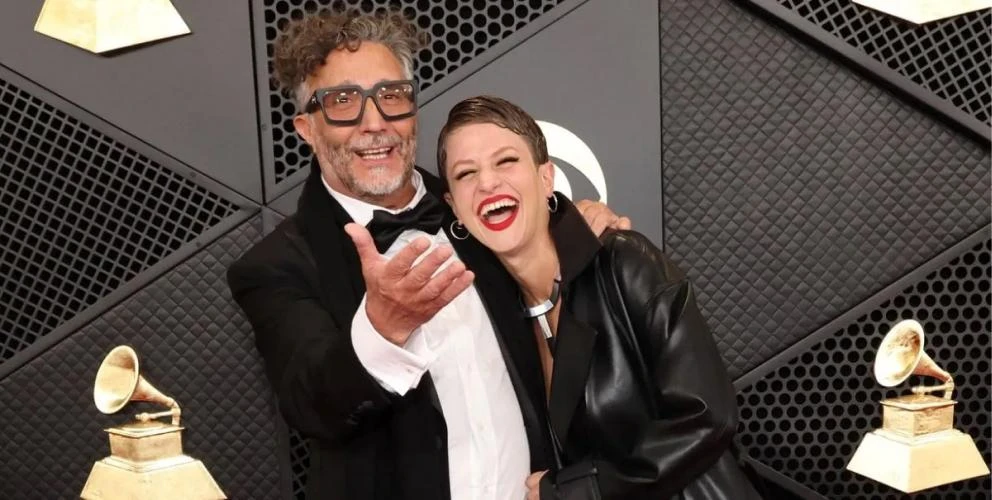 Fito Páez junto a su novia en la alfombra roja de los Grammy