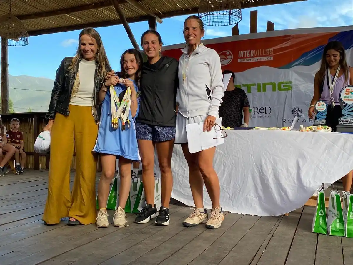 PREMIADAS. Soledad López y Paz Zavaleta recibieron las medallas en vóley. LA GACETA/Foto de Daniel Alfredo Coronel.