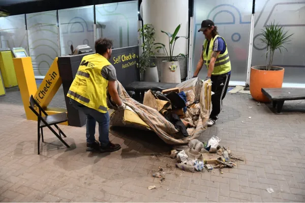 Operativo en Aeroparque: desalojaron a 19 personas en situación de calle que dormían en la terminal