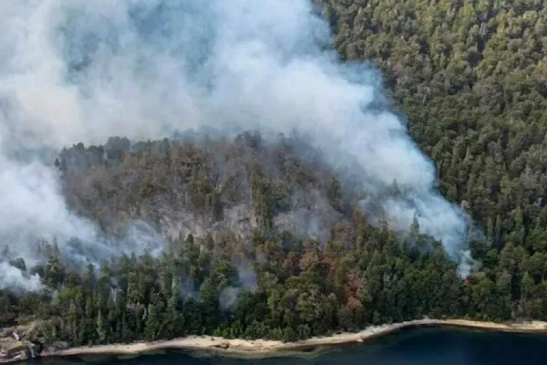 Debido a un incendio forestal cerraron senderos en el Parque Nacional Nahuel Huapi