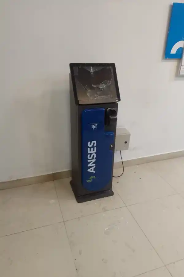 MÁS DAÑOS. El buzón del Anses también terminó dañado.