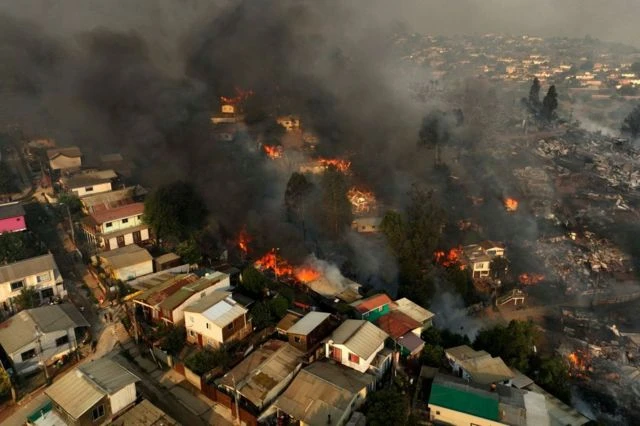 DRAMÁTICA EMERGENCIA. Las llamas alcanzaron distritos densamente poblados en la zona de Valparaíso y Villa del Mar. Bbc.com