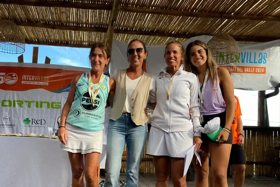 FELICES. “Mecha” Cossio, Marcela de Zavalia, “Pato” Casanova y Valentina Bujazha. LA GACETA/ Foto de Daniel Alfredo Coronel.