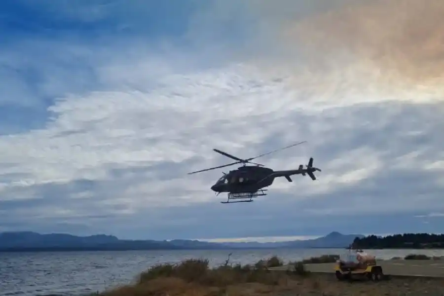 Un helicóptero de Prefectura Naval Argentina evalúa la situación.