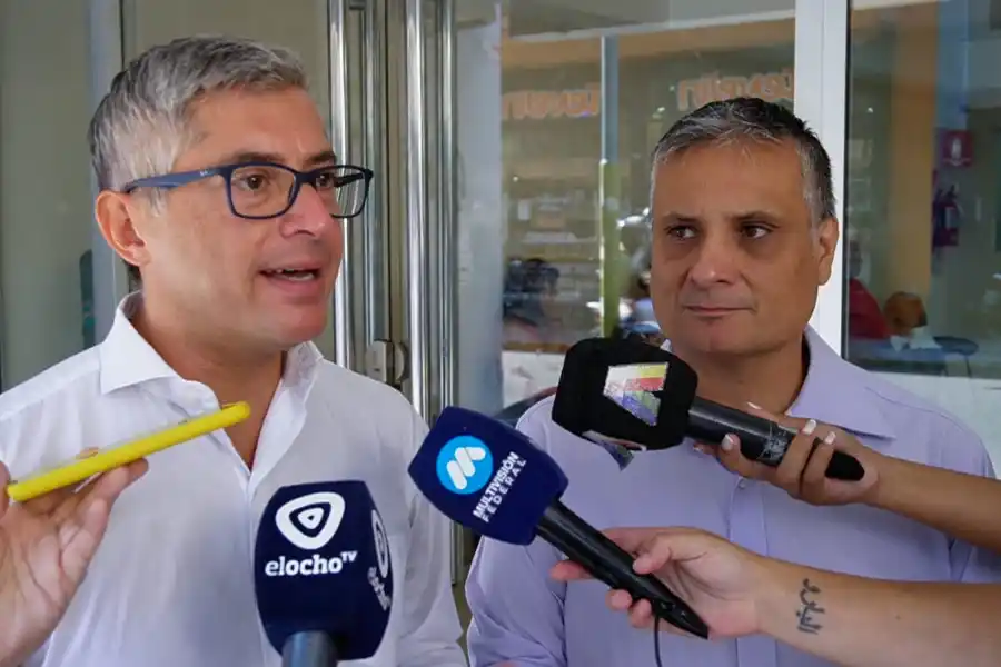 Invitamos a los directivos de la SAT y el Ersept a que tomen el agua marrón que sale en Tucumán, señaló la oposición