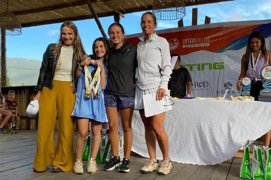 PREMIADAS. Soledad López y Paz Zavaleta recibieron las medallas en vóley. LA GACETA/Foto de Daniel Alfredo Coronel.