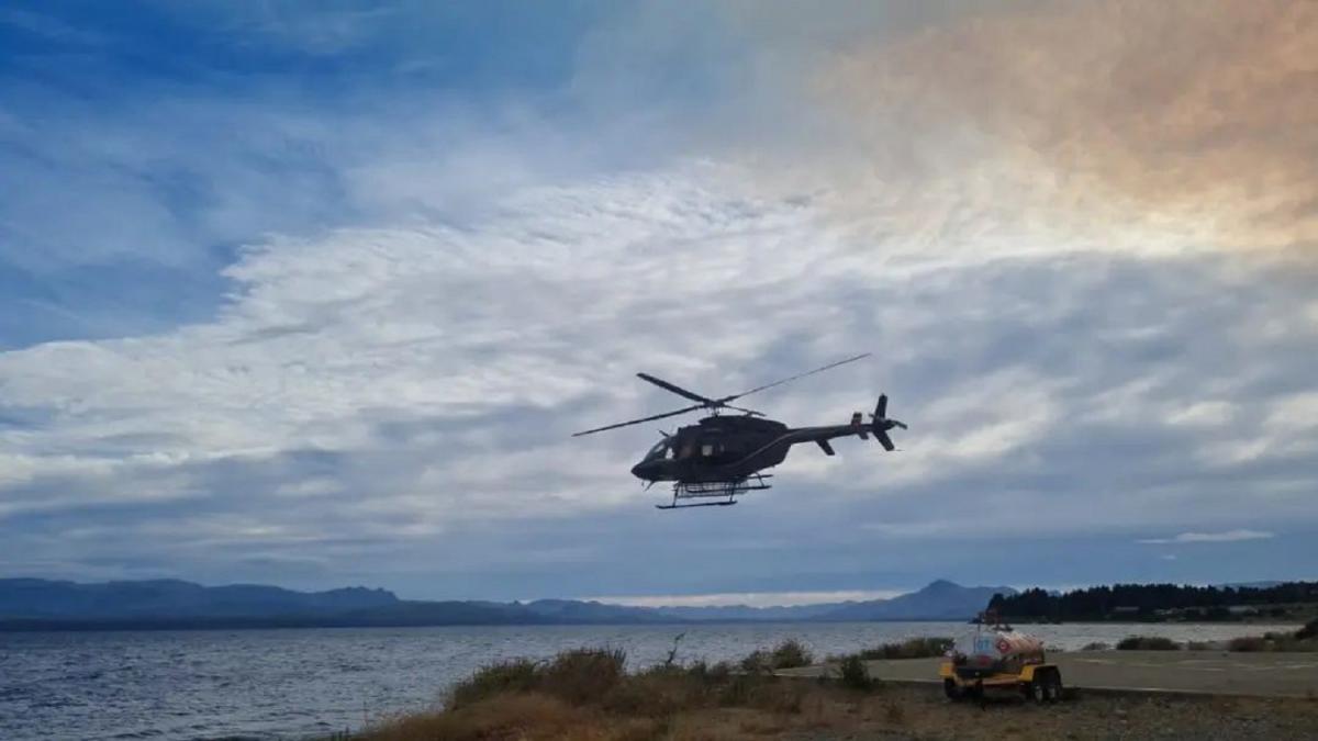 Un helicóptero de Prefectura Naval Argentina evalúa la situación.