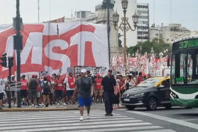 Ley ómnibus: manifestantes mantienen rodeado el Congreso