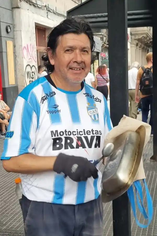 Un tucumano presente en la protesta. 