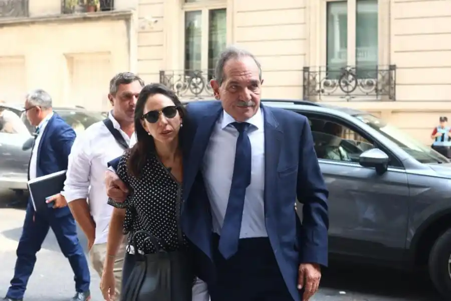 EN EL TRIBUNAL. Alperovich llegó acompañado por su hija Sarita y su hijo Gabriel.