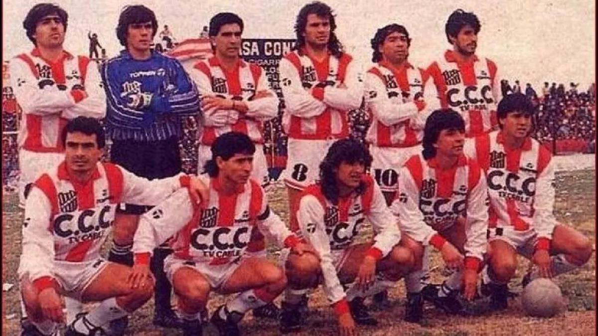 BUEN RECUERDO. Para 1992, San Martín de Tucumán apostó por tres bastones rojos en su camiseta y en el final de la temporada logró el ascenso a Primera División contra Almirante Brown. 