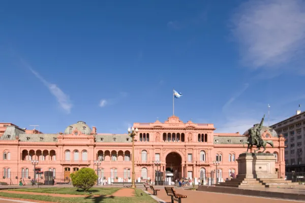 Millonario convenio con encuestadoras para monitorear la opinión pública