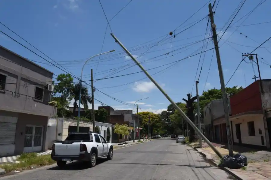 DON BOSCO AL 2.500. Un poste de luz quedó recostado en los cables. 
