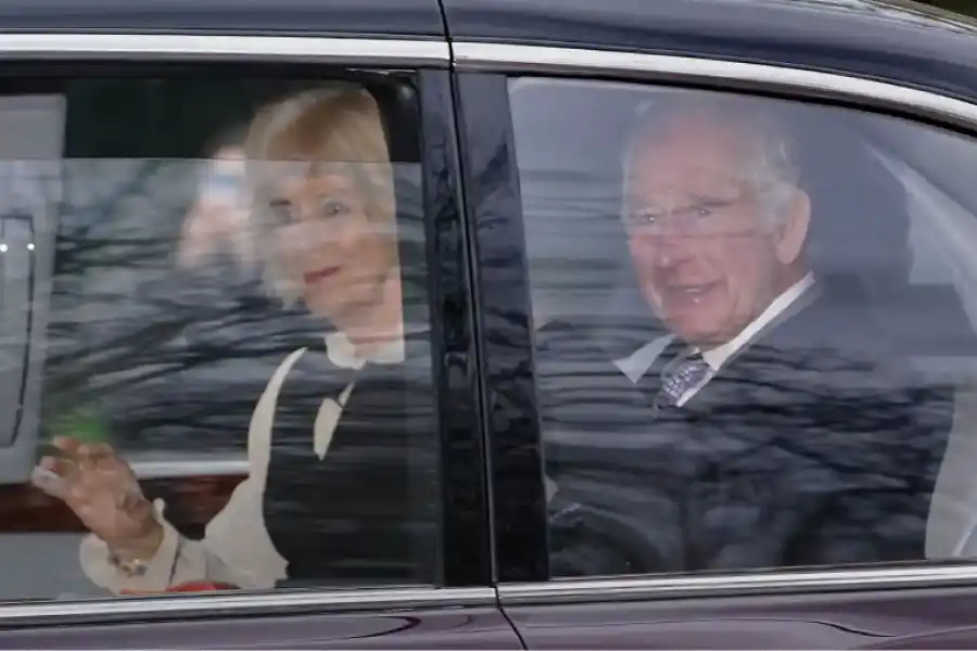 Carlos III reaparece en público tras su diagnóstico de cáncer