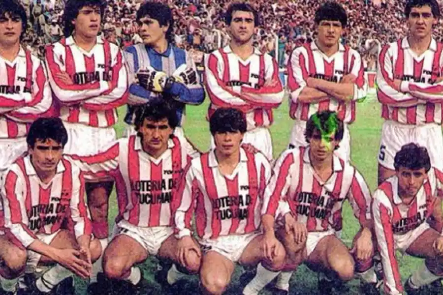 INMEJORABLE AÑO. En 1988, con una camiseta de tres bastones, San Martín de Tucumán pegó el salto desde el Regional hasta Primera Division.