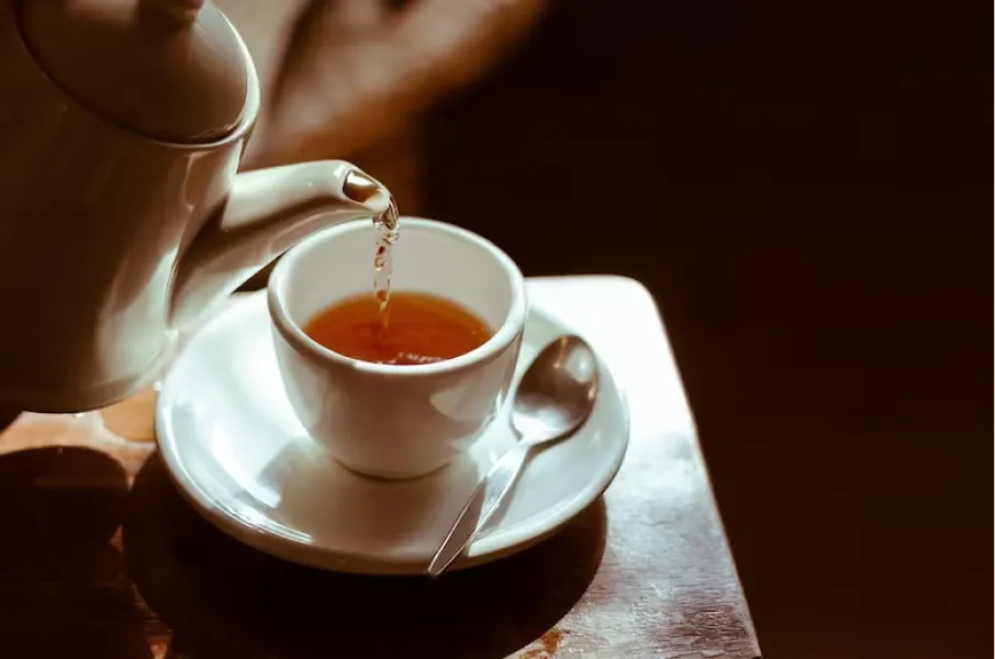 Una pizca de sal para mejorar el té: conocé sus poderosos beneficios