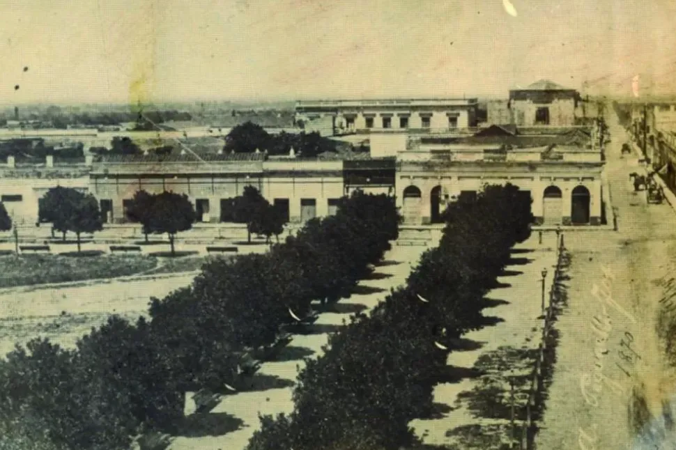 LA CASA DE GARMENDIA. Se alzaba frente a la plaza Independencia, en la ochava noreste de las hoy 24 de Setiembre y Laprida. Así se veía esa intersección en una foto de 1870.