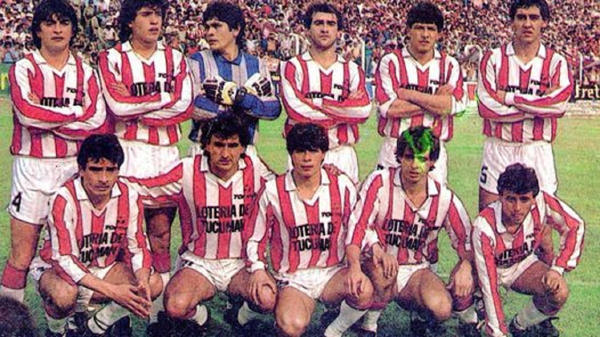 INMEJORABLE AÑO. En 1988, con una camiseta de tres bastones, San Martín de Tucumán pegó el salto desde el Regional hasta Primera Division.