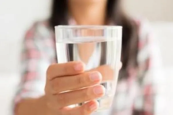 Cuánta agua se necesita tomar cada día para mantener un buen metabolismo?