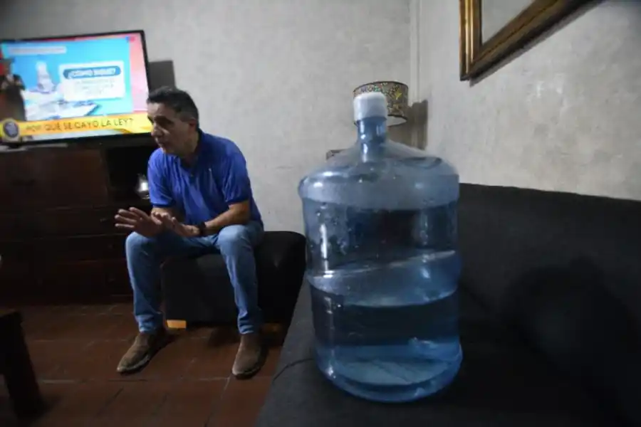 BIDONES INFALTABLES. Ramiro Juliá, de El Corte, cuenta sus penurias.