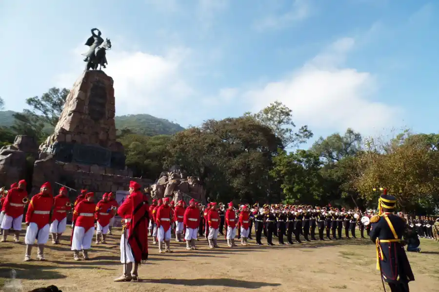 La Fanfarria Alto Perú y la Banda Militar de Infernales Bonifacio Ruiz de los Llanos a los pies del monumento al Gral. Güemes en Salta