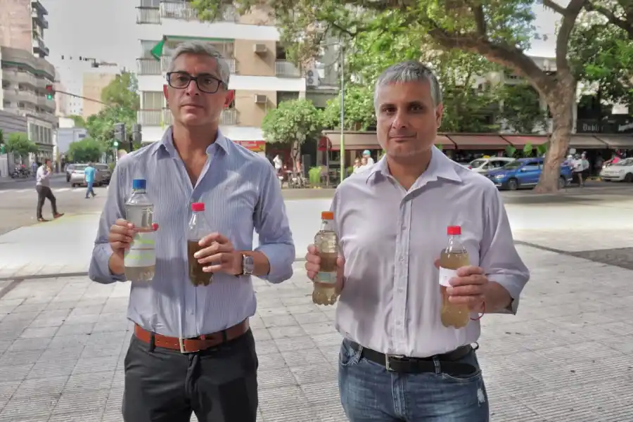 El Siprosa nos dice que tomemos agua por el calor y de las canillas sale un líquido nauseabundo