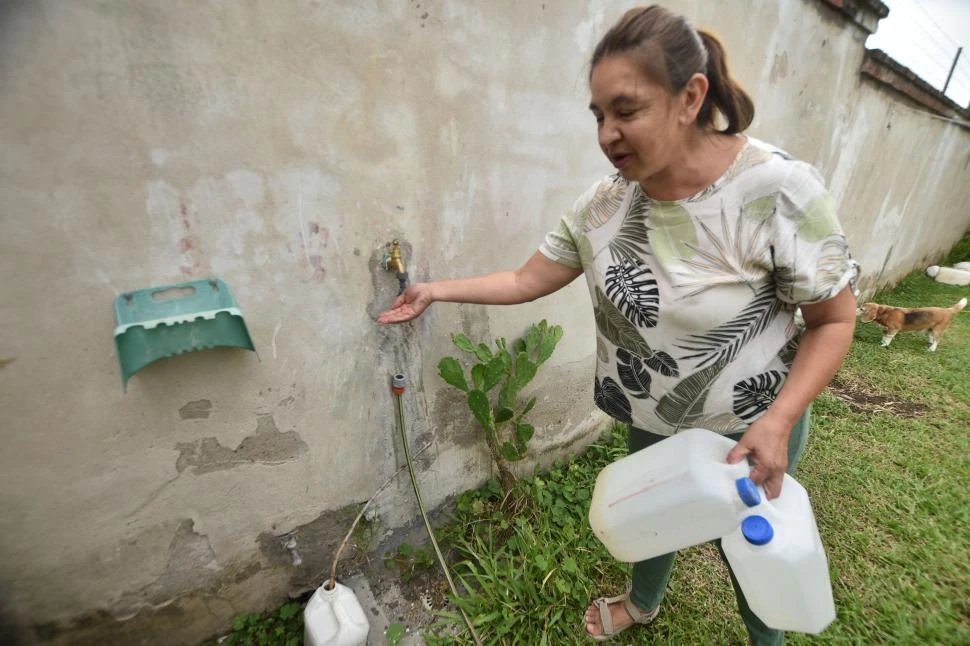 APENAS UNAS GOTAS. Liliana Jiménez muestra en su casa lo poco que sale de agua de uno de los caños. 