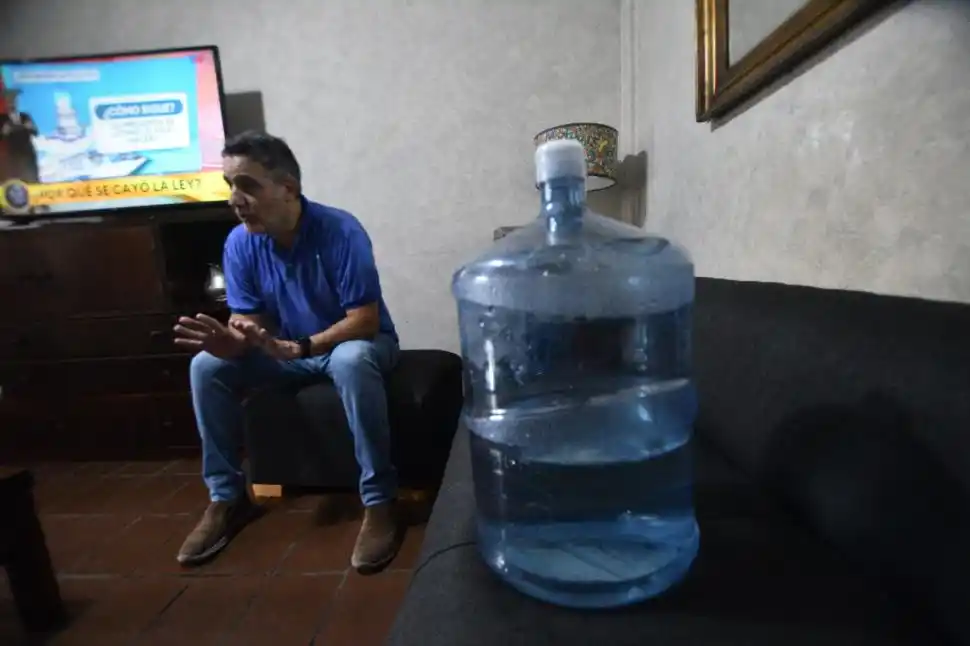 BIDONES INFALTABLES. Ramiro Juliá, de El Corte, cuenta sus penurias.