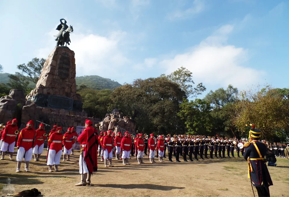 La Fanfarria Alto Perú y la Banda Militar de Infernales Bonifacio Ruiz de los Llanos a los pies del monumento al Gral. Güemes en Salta
