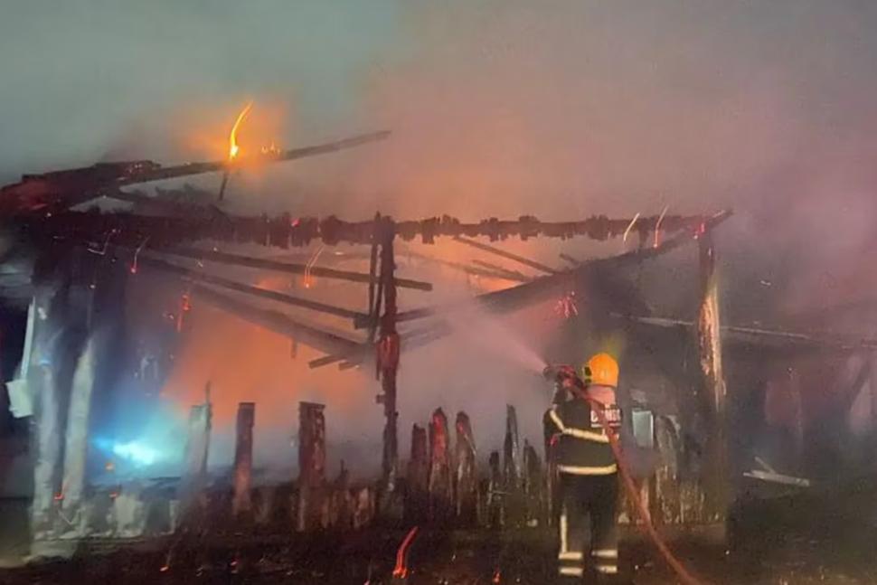 Brasil: detuvieron a un argentino que incendió una casilla de madera donde había encerrado a un hombre