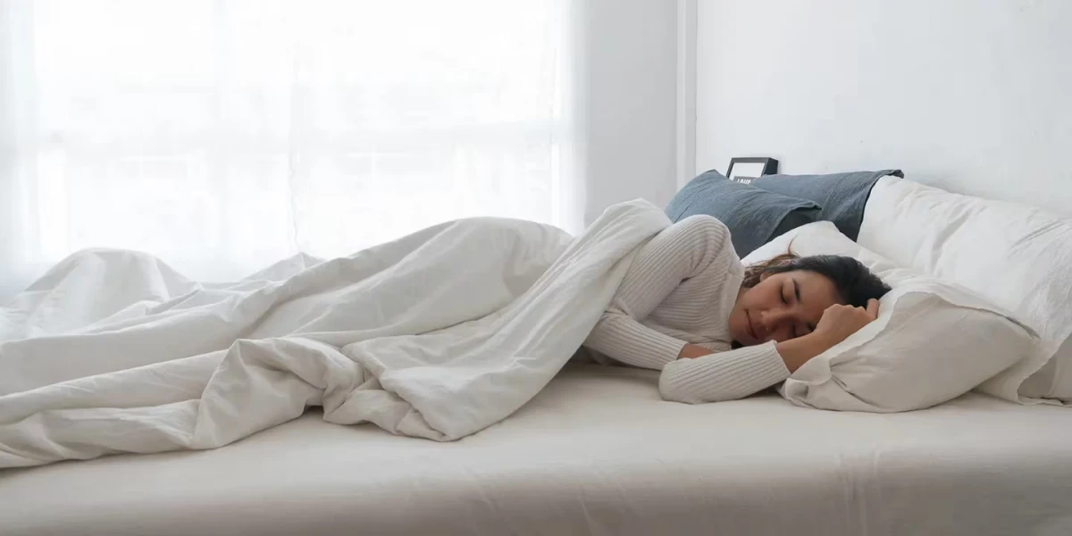 De qué lado de la cama hay que dormir para descansar mejor, según un estudio científico
