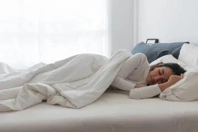De qué lado de la cama hay que dormir para descansar mejor, según un estudio científico